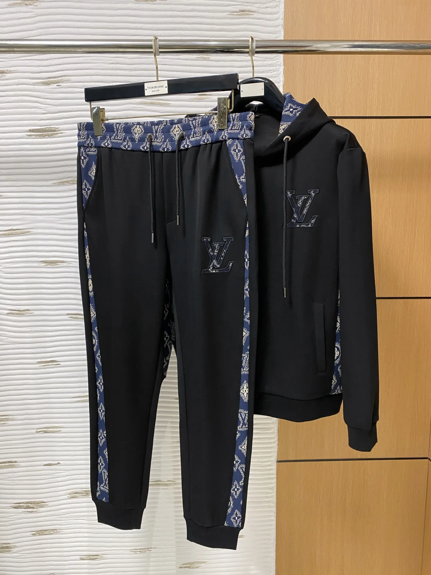 🅿️720 LV 2025 autumn and winter new counter, the same casual Tencel cotton fabric suit, breathable, comfortable and casual! Full of high-end feel! The details are exquisite and high-end, and the workmanship is impeccable! The original high-end fabric is very high-end! The fabric is crisp, anti-wrinkle and wear-resistant, warm, neat and stylish. Everyone must buy a set this autumn and winter. They must look cool and cool when wearing it. This is a model that we highly recommend! M-3XL